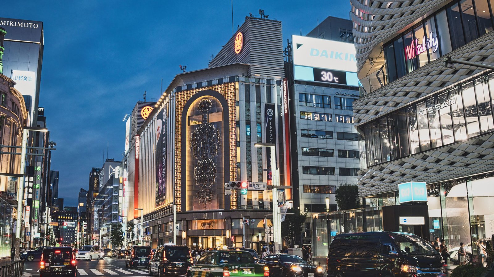 黃昏的東京銀座購物區